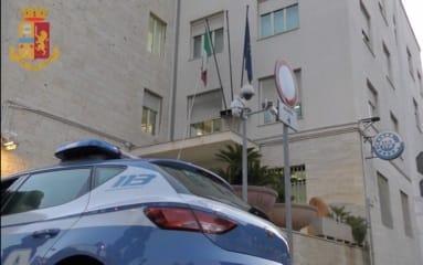 Sorpreso mentre porta via un’auto dal parcheggio condominiale, arrestato