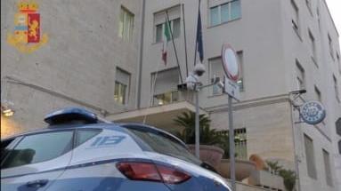 Sorpreso mentre porta via un’auto dal parcheggio condominiale, arrestato