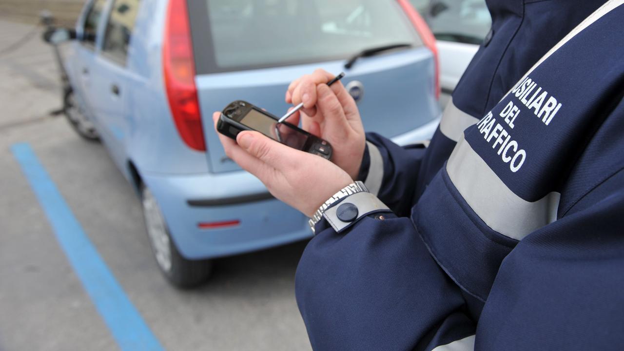Strisce blu, le nuove regole del Codice della strada 2026: cosa cambia