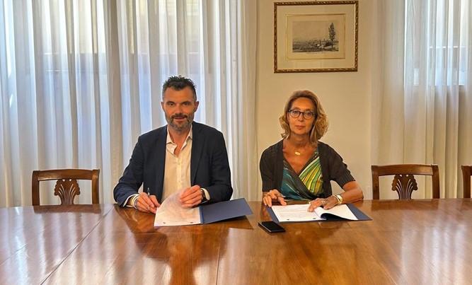 
	Il sindaco Matteo Biffoni e la prefetta Michela La Iacona alla firma dell'intesa

