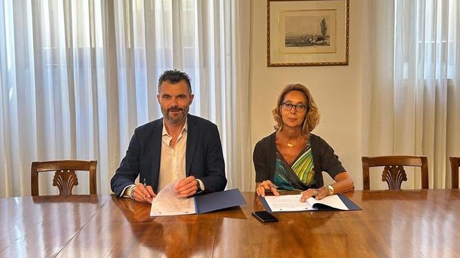 Il sindaco Matteo Biffoni e la prefetta Michela La Iacona alla firma dell'intesa