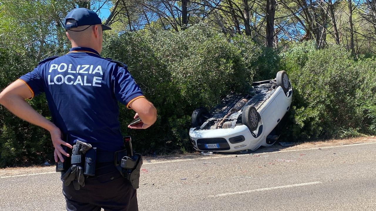 Alghero, schianto sulla strada per Capo Caccia: auto finisce fuori strada