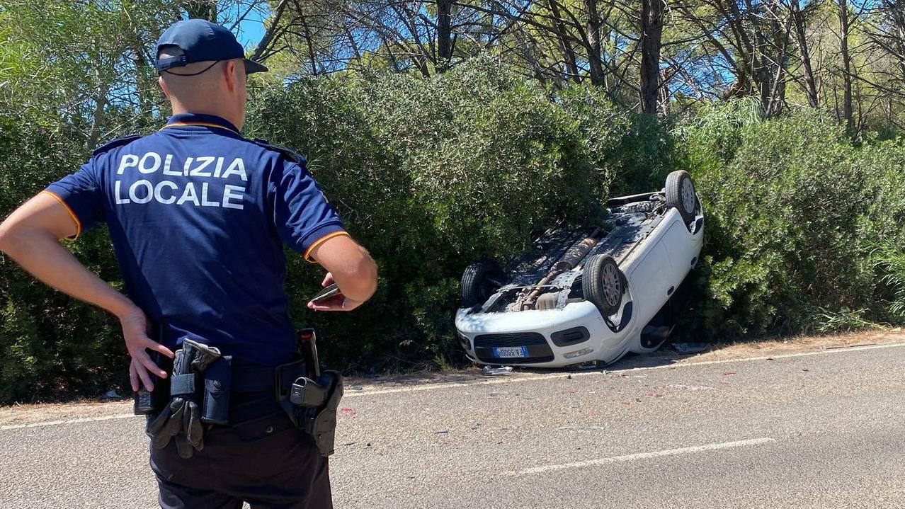 Alghero, schianto sulla strada per Capo Caccia: auto finisce fuori strada