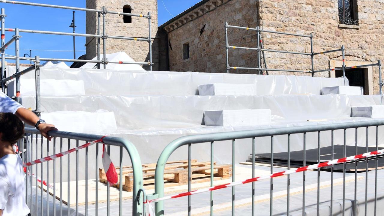 San Pantaleo, ecco le prime transenne. «Ma il borgo non è blindato»