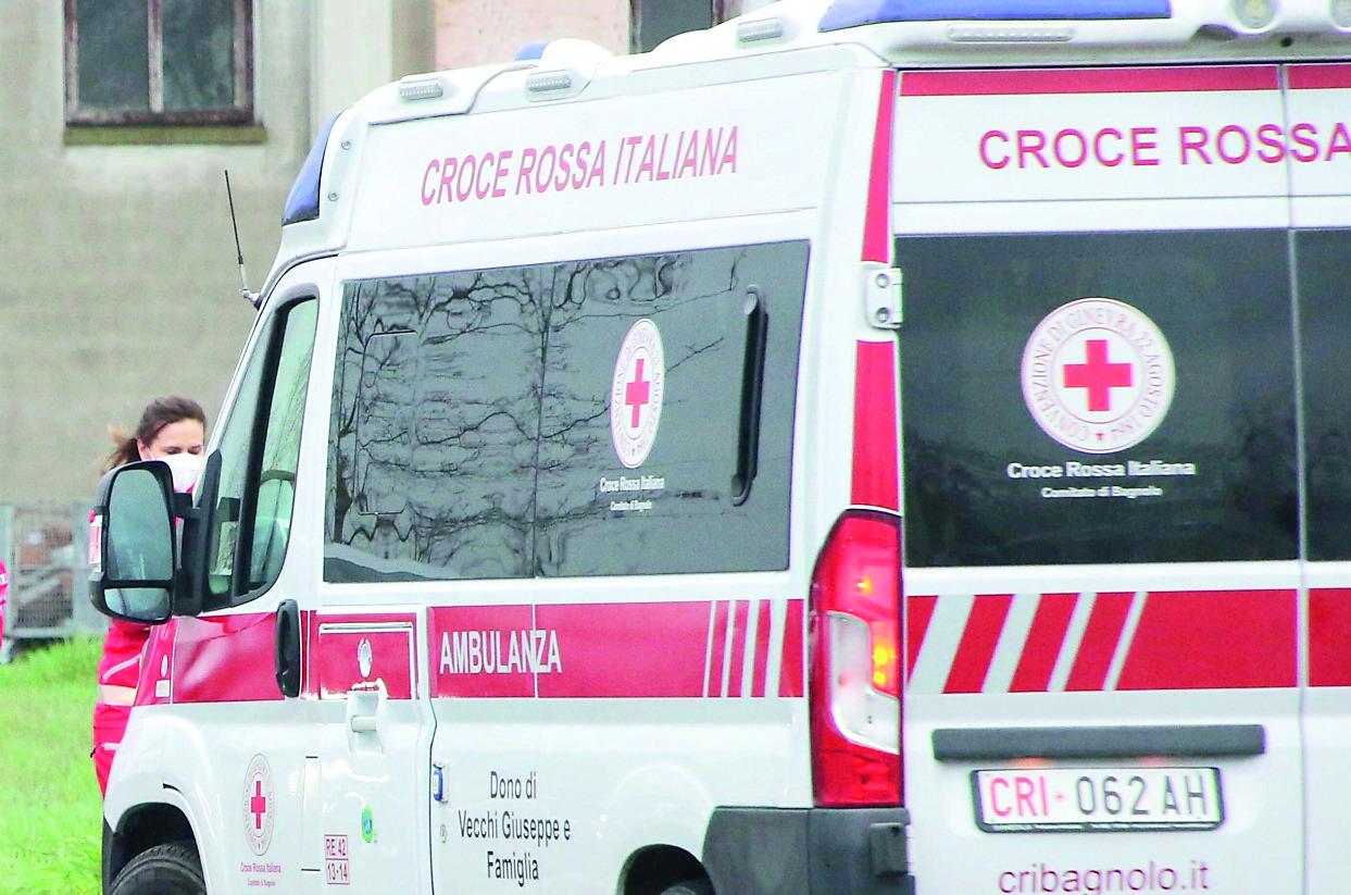 Escavatore si ribalta nel cantiere a Correggio: operaio di 66 anni ferito