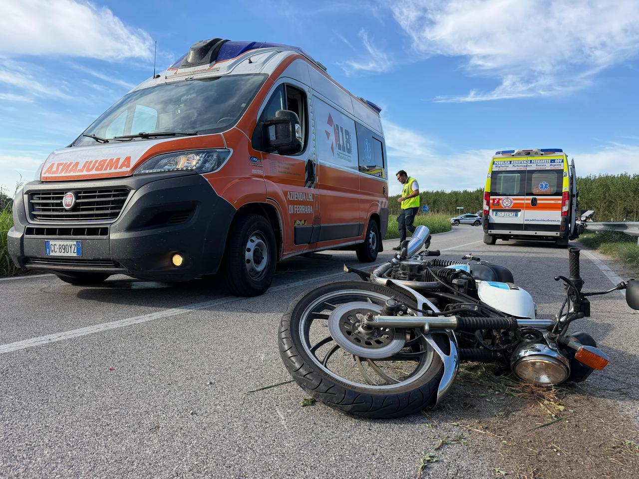 Sbagliano una curva ad Ariano Ferrarese: gravi due motociclisti