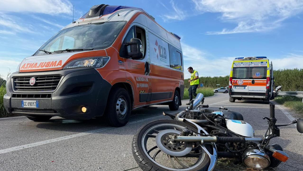Sbagliano una curva ad Ariano Ferrarese: gravi due motociclisti