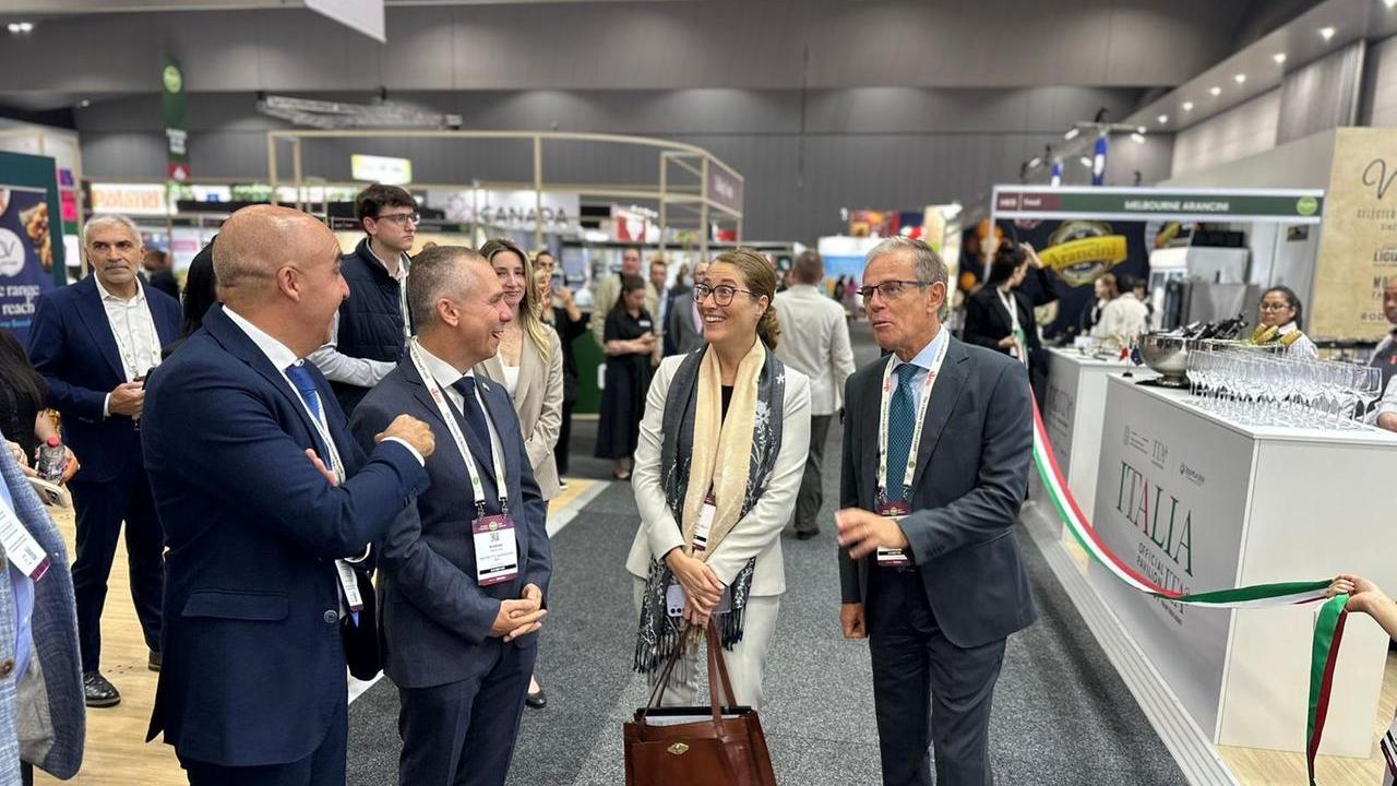 Il presidente del distretto Sardegna Bio Andrea Campurra con l'ambasciatore italiano in Australia Nicola Lener