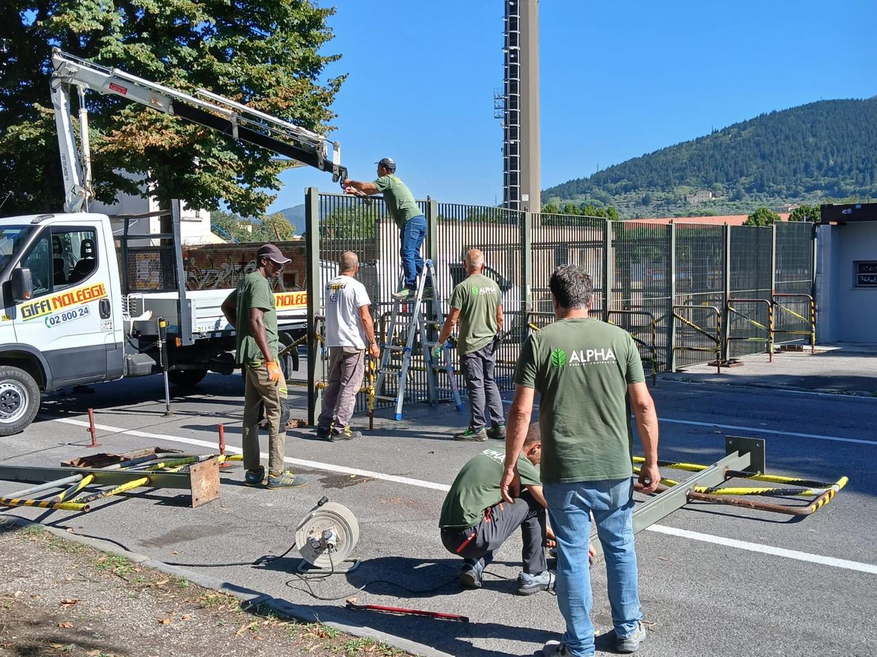 
	Operai al lavoro sulle&nbsp; cancellate intorno al Lungobisenzio

