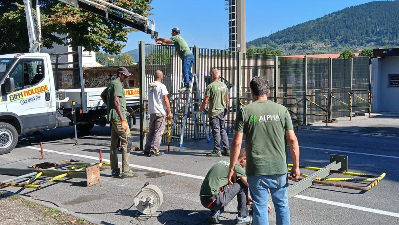 Operai al lavoro sulle cancellate intorno al Lungobisenzio