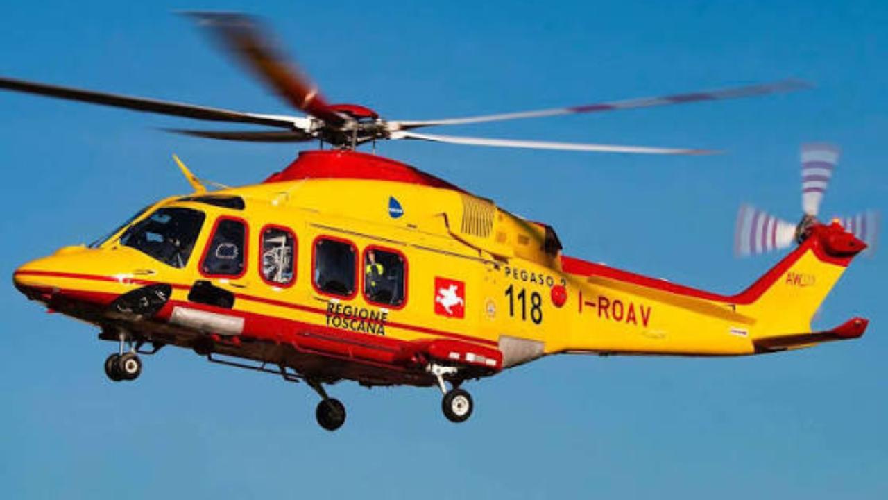 Lucca, cade mentre cambia una lampadina stradale e fa un volo di 10 metri: è grave