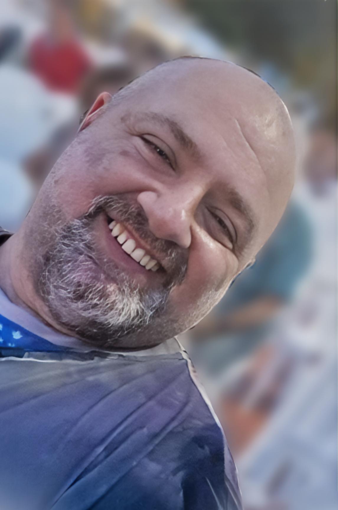 Torna dalla palestra, ha un malore e muore sul divano a 52 anni. La moglie di Alessandro Villa: «Dovevamo invecchiare insieme»