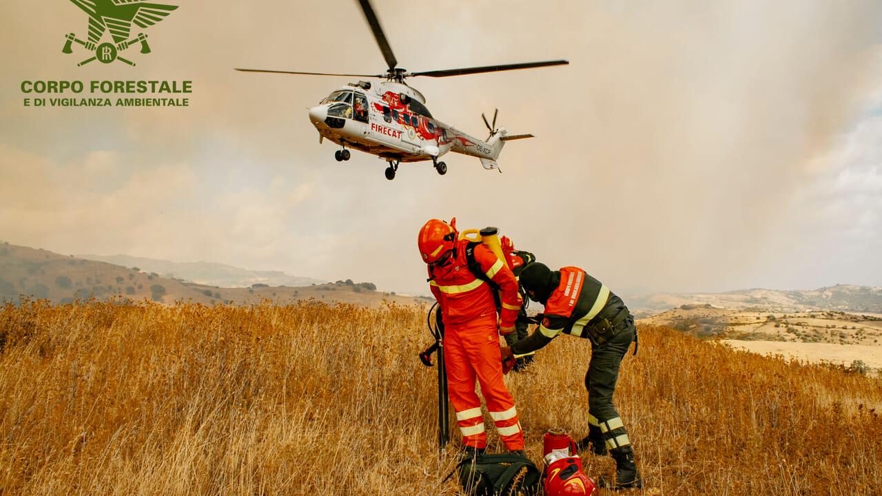 Incendio vicino alla raffineria Saras, incastrato dalle telecamere mentre lancia l’innesco: condannato