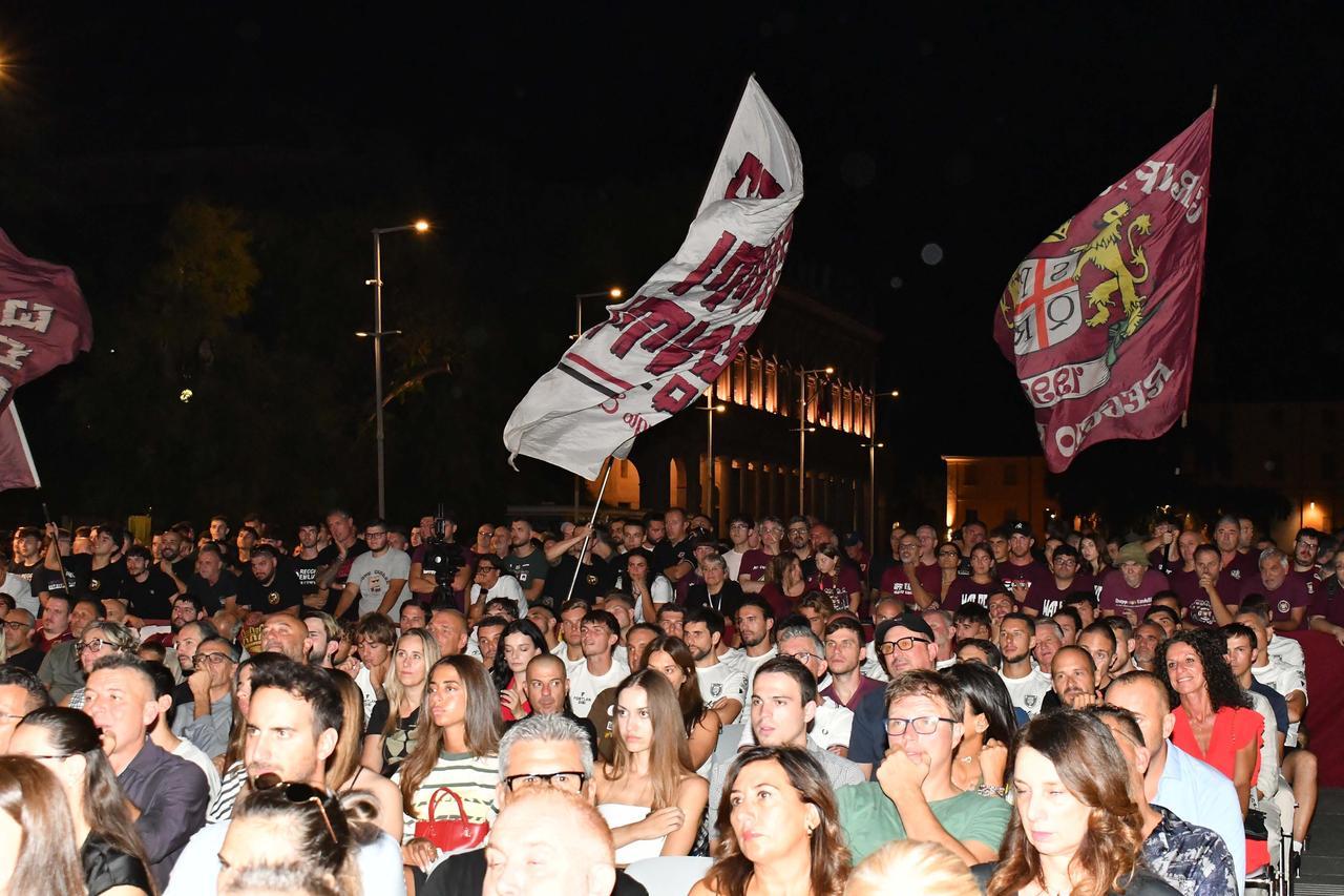 Una piazza granata per la presentazione della Reggiana. Tesser: «Daremo tutto per questi colori»