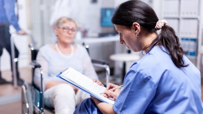 Caregiver, nell’isola sono almeno 200mila: «Lo Stato riconosca il nostro lavoro» – Il quadro