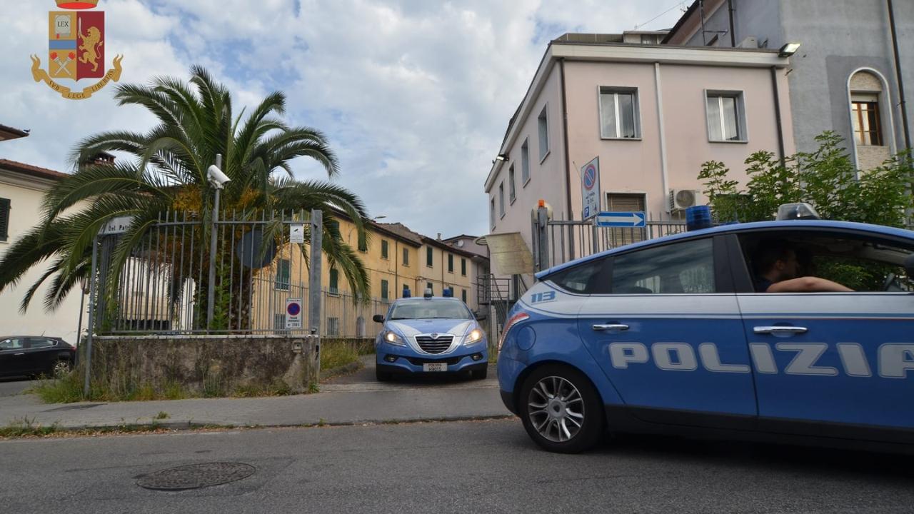
	Volanti della polizia in uscita dalla Questura (foto archivio)

