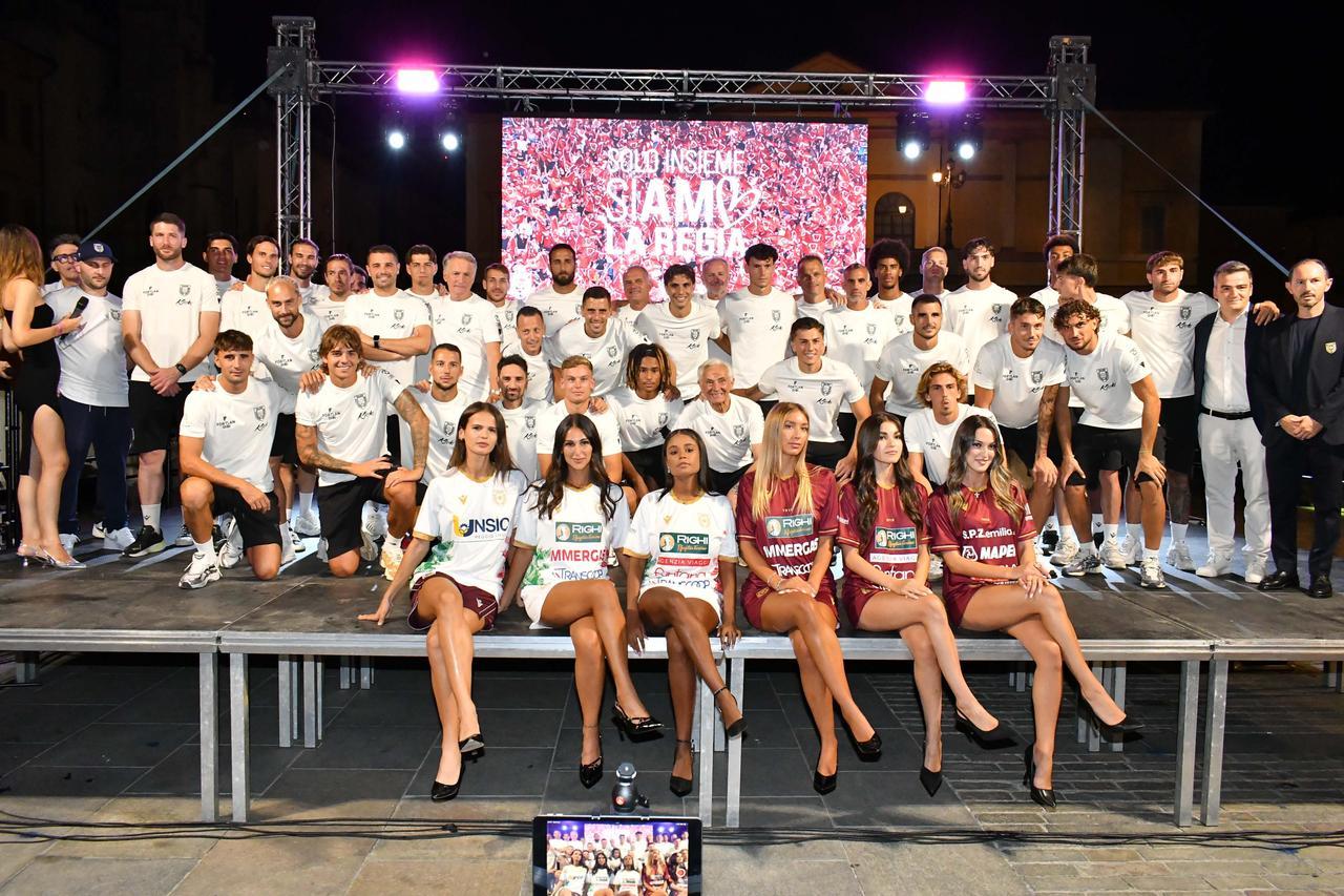 Reggiana, l’abbraccio di oltre mille tifosi in piazza: le foto della presentazione granata
