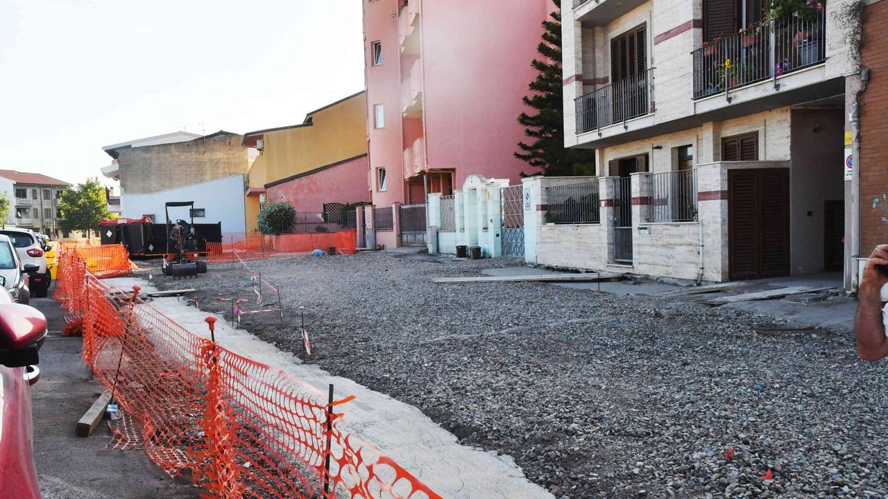 Il marciapiede nuovo c’è, l’uscita dal passo carrabile no: il pasticcio