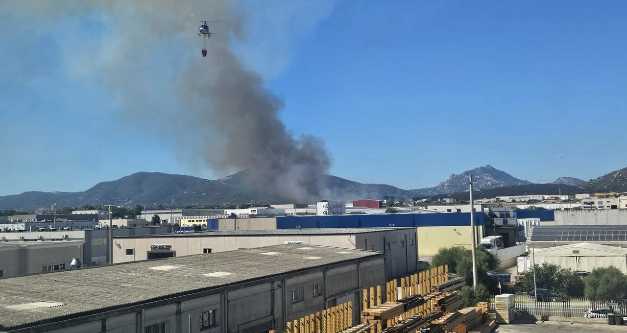 Paura a Olbia per un incendio sulla sopraelevata nord