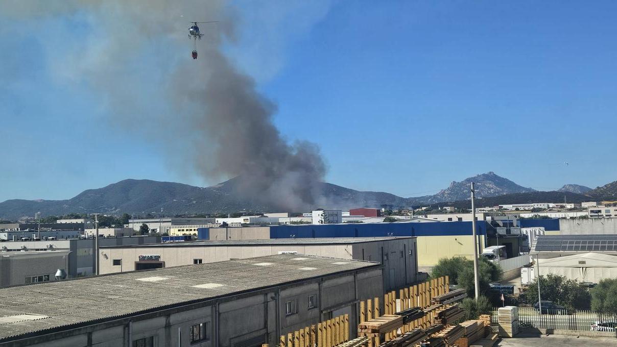 Paura a Olbia per un incendio sulla sopraelevata nord