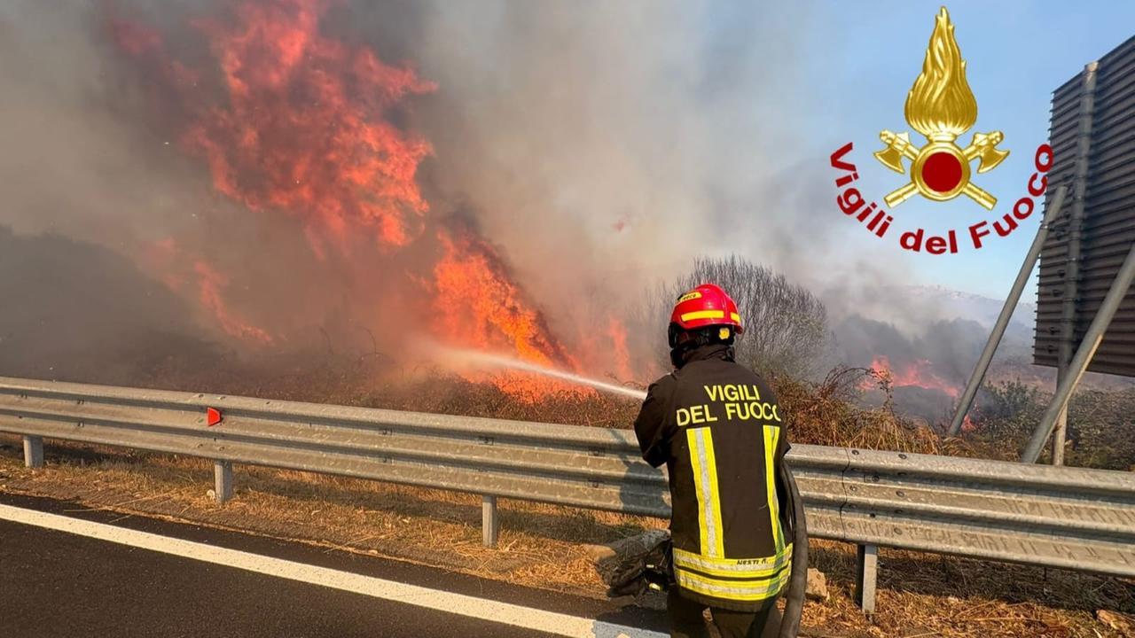 Olbia, le fiamme minacciano la strada e la zona industriale: in volo anche un Canadair