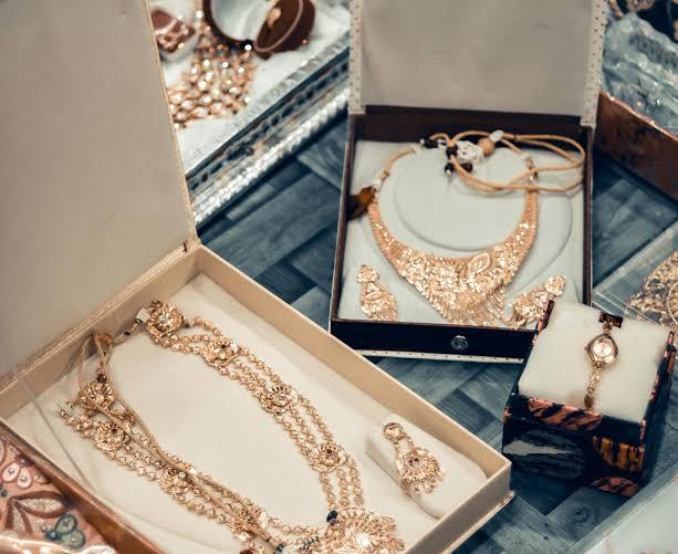 Ruba i gioielli alle anziane che assiste in casa e li rivende al compro oro: denunciata 63enne