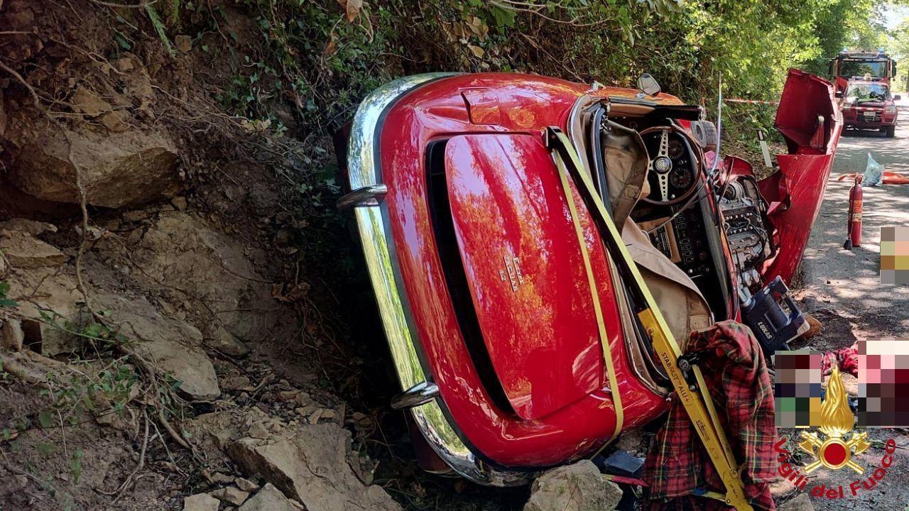 
	L'auto fuori strada (foto Vigili del fuoco)

