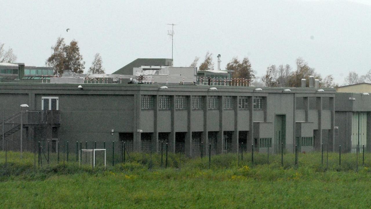 Celle e arredi devastati per una lite tra detenuti: è caos a Massama