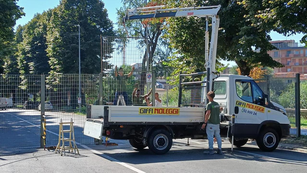 I lavori alle cancellate dello stadio