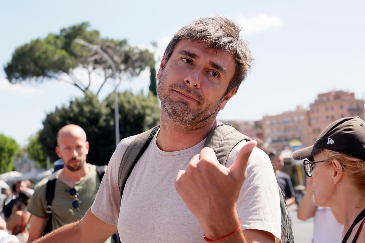 Alessandro Di Battista operato a L'Avana, rinviato il rientro in Italia