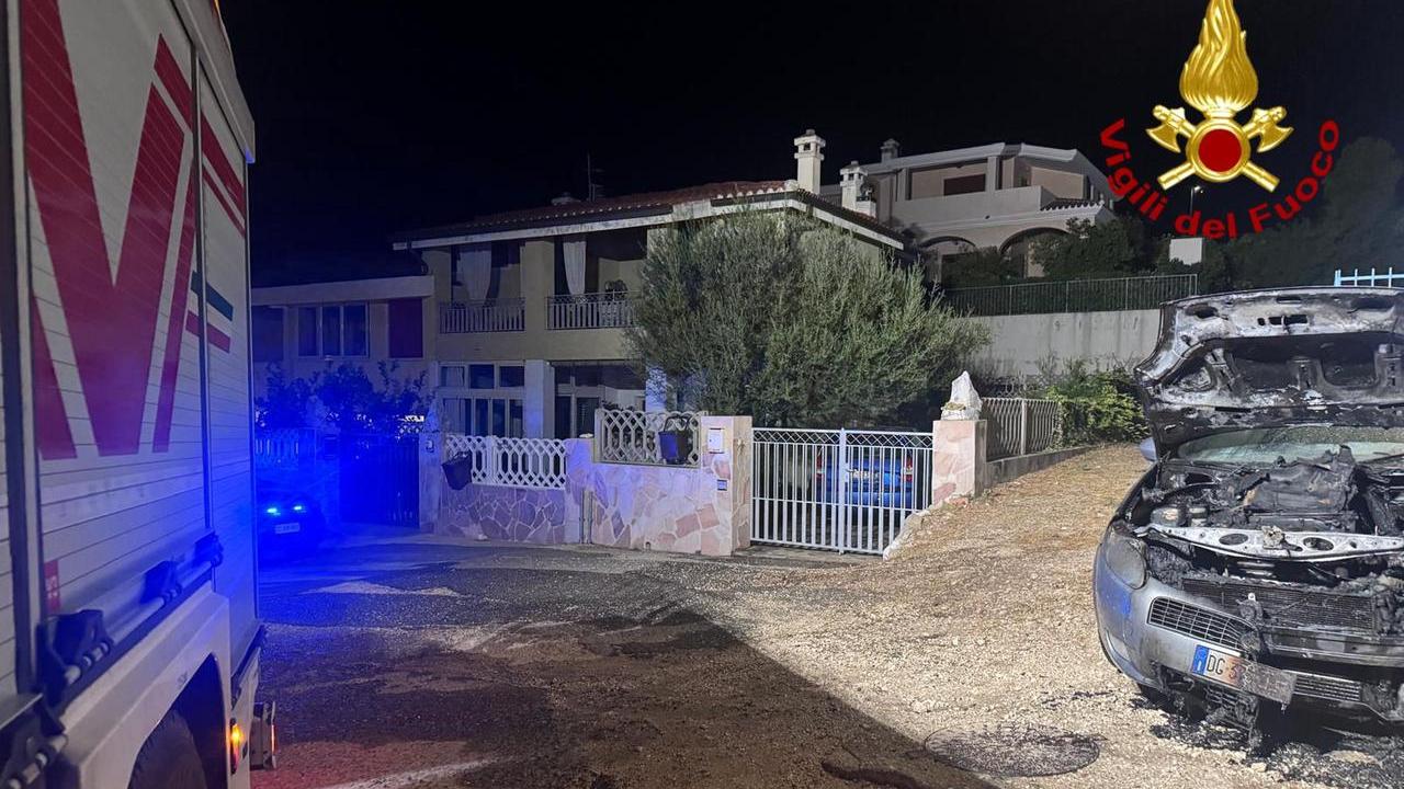 Auto in fiamme a Cala Gonone: probabile l’origine dolosa