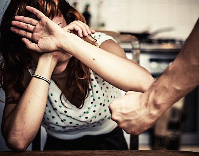 Picchiata e minacciata dal compagno esperto d’arti marziali: «Mi basta un solo pugno per ammazzarti»