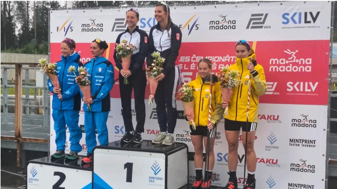 Annamaria Ghiddi (prima a sinistra) vince l’argento nel team sprint a Madona (Foto: Fisi Cae)