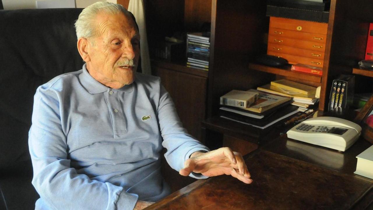 Il senatore Lucio Abis durante l'intervista realizzata nel suo studio di casa