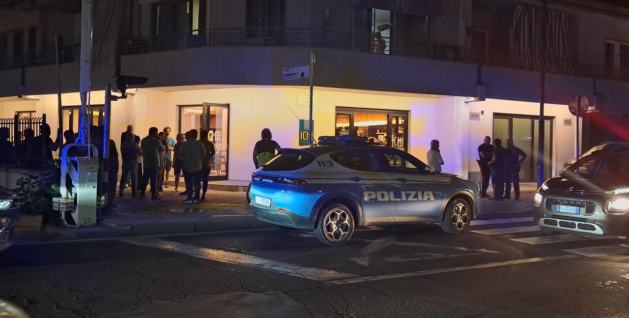 Notte di follia nel centro di Olbia, in carcere l’uomo che ha accoltellato i clienti di un ristorante