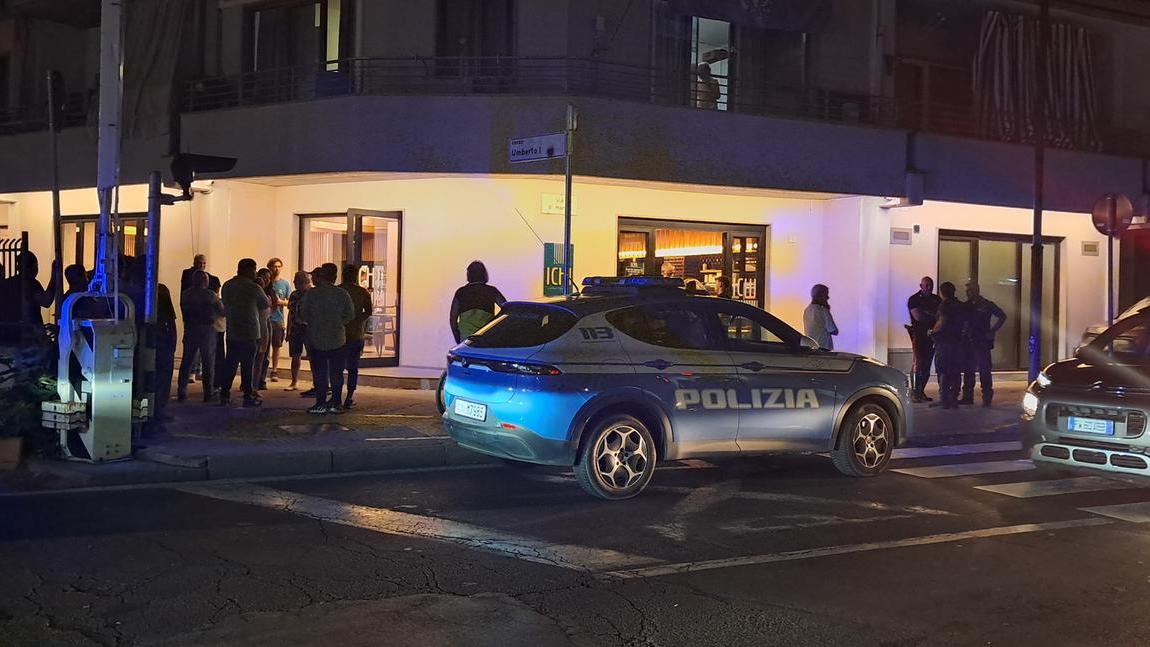Notte di follia nel centro di Olbia, in carcere l’uomo che ha accoltellato i clienti di un ristorante