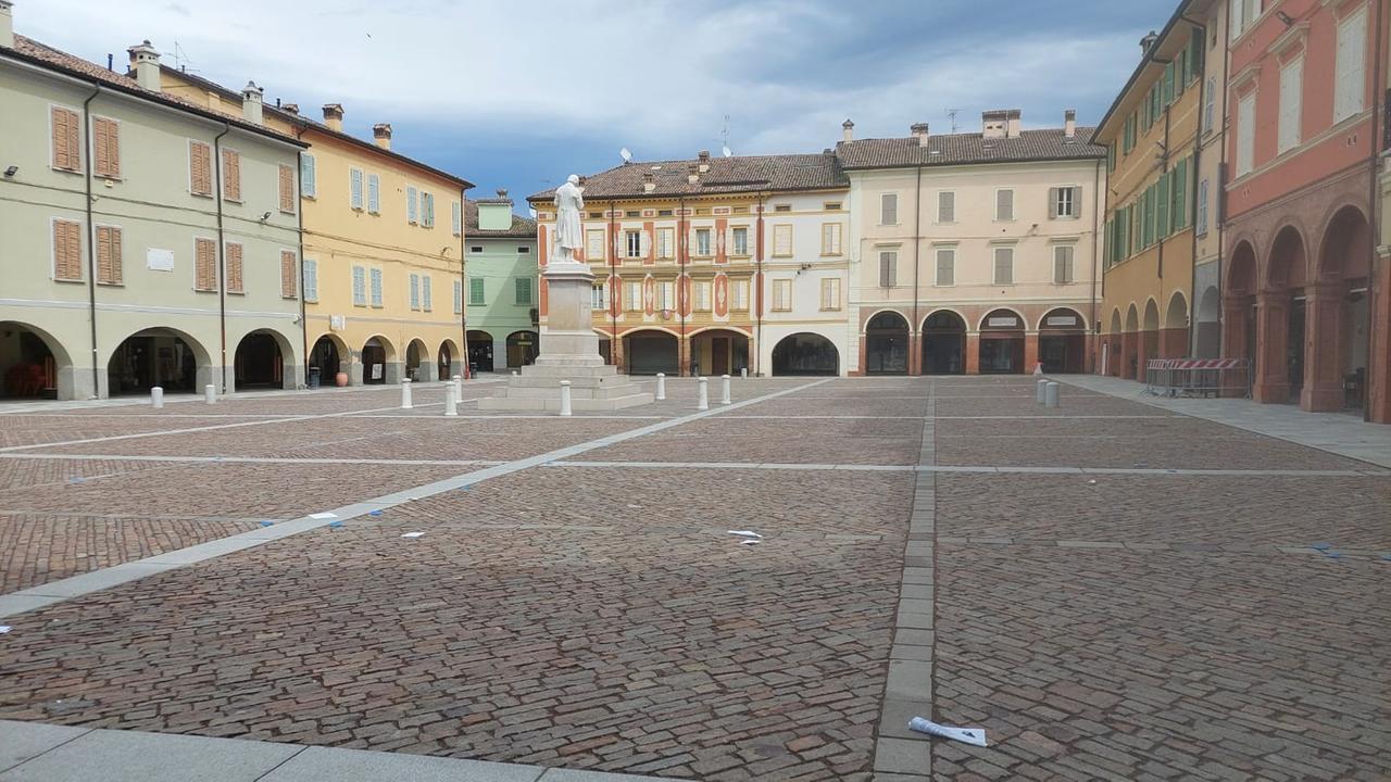 Scandiano, stretta sulla movida nel centro storico: negozi chiusi alle 20 e stop alla vendita di alcolici da asporto
