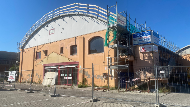 I lavori al capannone dell'ex Brico alla Scopaia