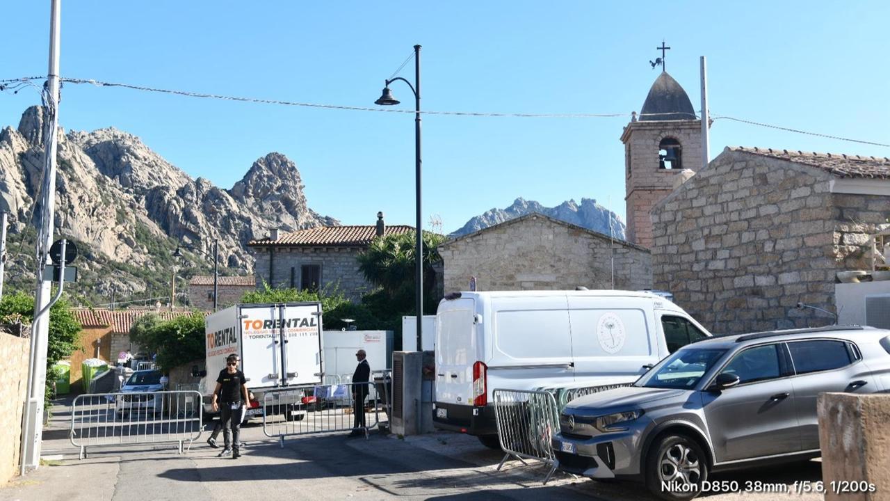 Matrimonio Blumer-Spano, al via a San Pantaleo la blindatissima festa di nozze: ospiti vip nel cuore del borgo