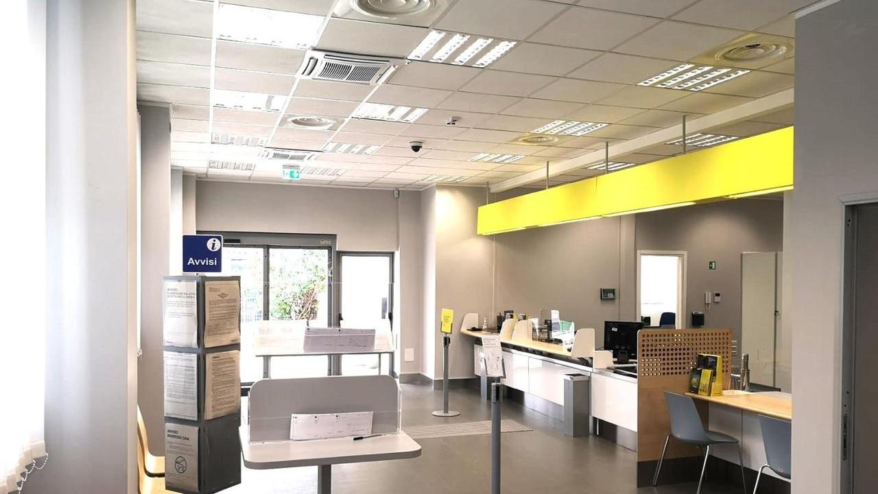 Tenta di rapinare l’ufficio postale, ma l’impiegata reagisce: è caccia all’uomo – Cosa sappiamo