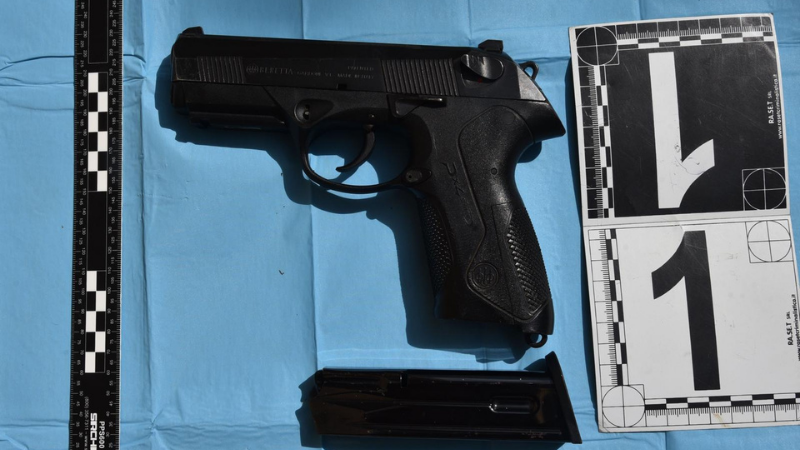 La pistola Beretta calibro 9 gettata dalla finestra