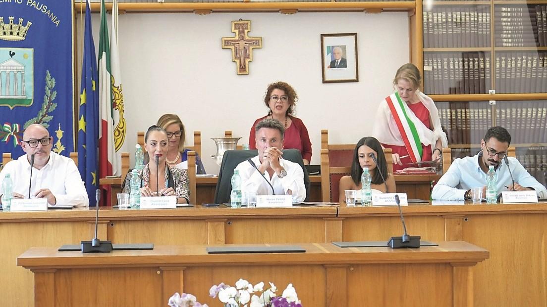 Sul tavolo ha un pacchetto di interrogazioni, ma la sindaca non risponde: il caso arriva in Regione – Che succede