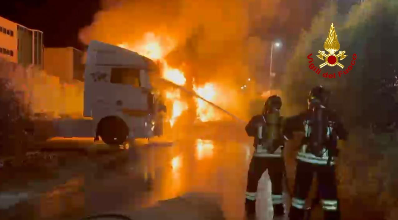 Notte di fuoco a Olbia: otto trattori bruciati in un incendio – VIDEO