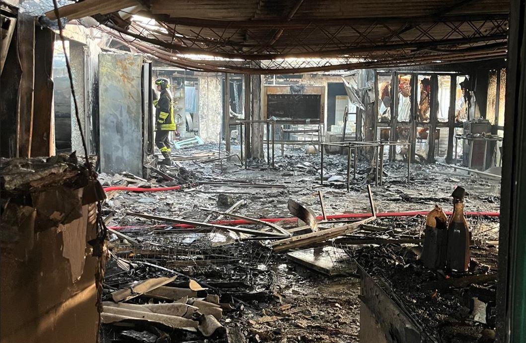 Incendio al Bagno Ipanema di Lido Volano: distrutti ristorante e bar