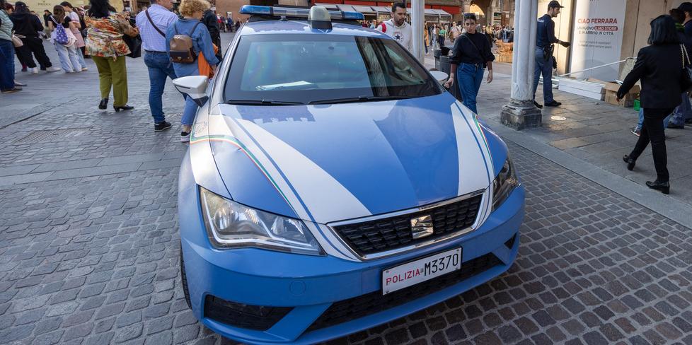 Ferrara, non vuole farsi identificare: violenta resistenza in questura