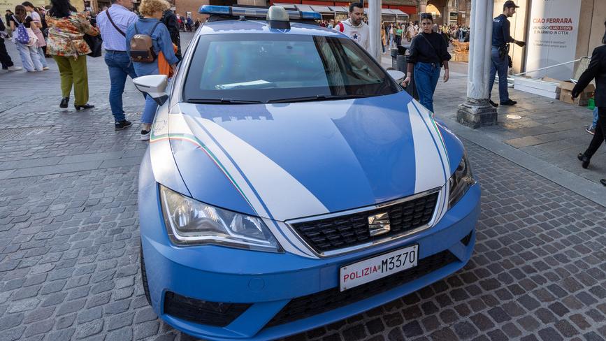 Ferrara, non vuole farsi identificare: violenta resistenza in questura