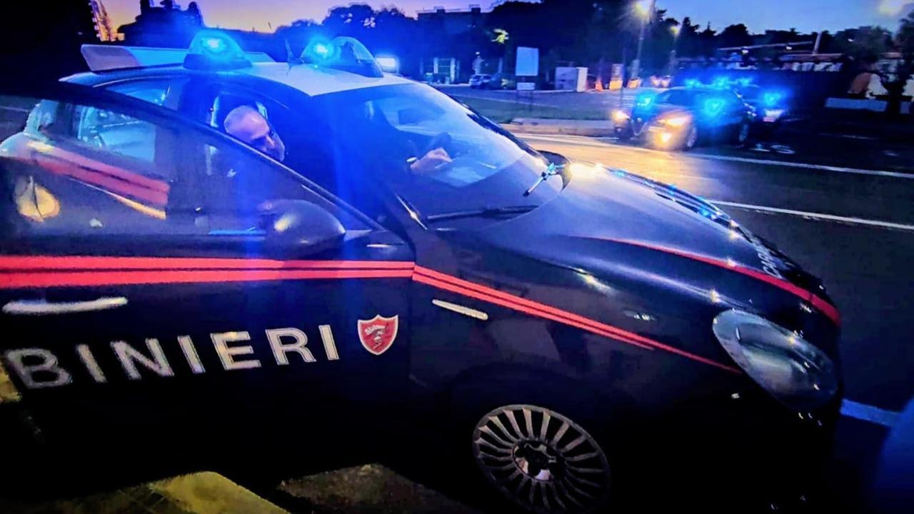 Un arresto per rapina, due denunce per guida senza patente, maxi multa a un commerciante: la notte di controlli dei carabinieri