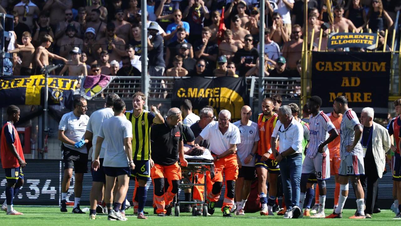 Momenti di apprensione durante i soccorsi (foto LaPresse)