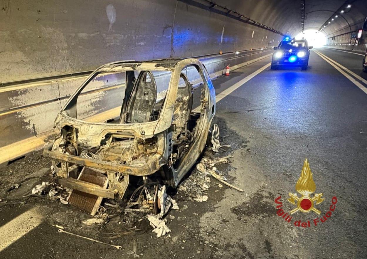 Paura sulla nuova 125 var Orientale Sarda, auto prende fuoco in galleria