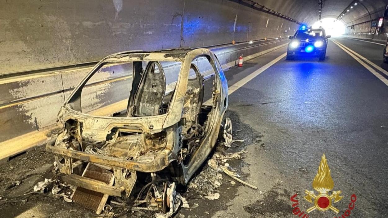 Paura sulla nuova 125 var Orientale Sarda, auto prende fuoco in galleria